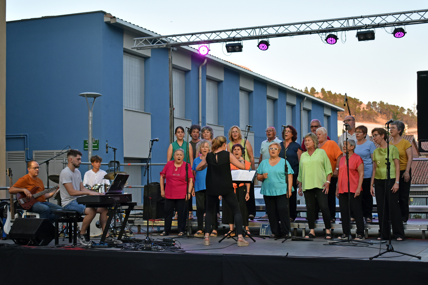 Actuació de la Coral Sòrissons de l'Escola Municipal de Música durant la Nit de Corals de la Festa Major de Súria 2023 al davant de la Casa de la Vila.
