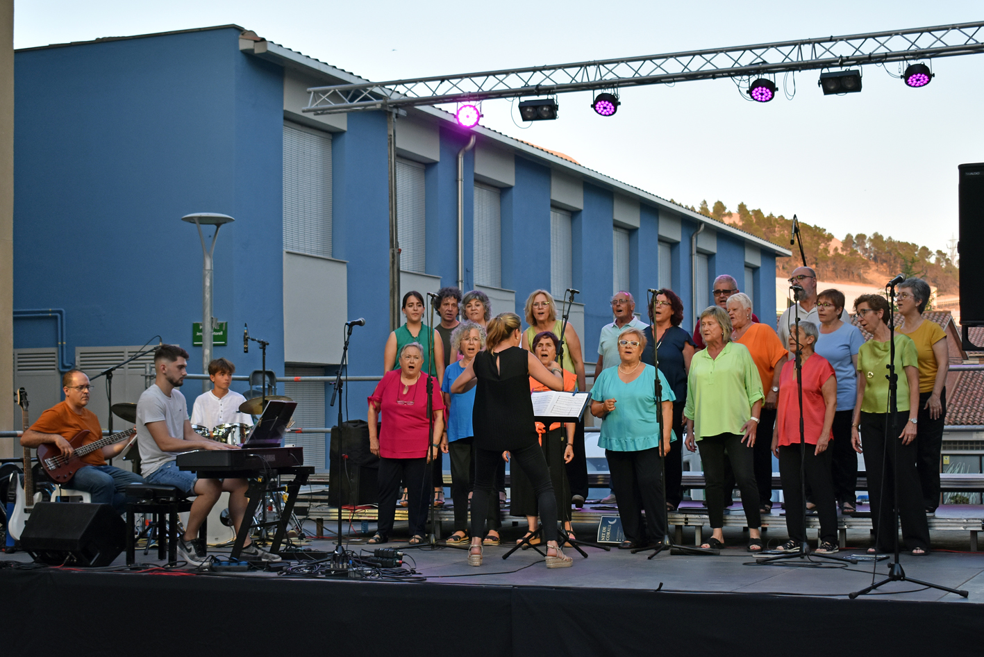 Actuació de la Coral Sòrissons de l'Escola Municipal de Música durant la Nit de Corals de la Festa Major de Súria 2023 al davant de la Casa de la Vila.