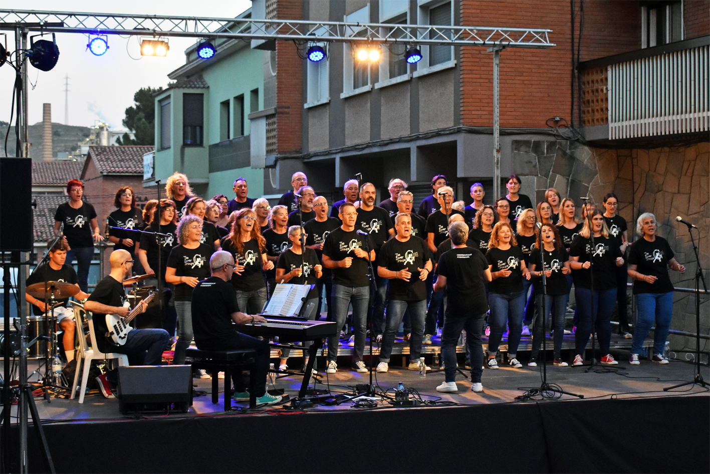 Actuació de The River Troupe Gospel de Sallent durant la Nit de Corals de la Festa Major de Súria 2023 al davant de la Casa de la Vila.