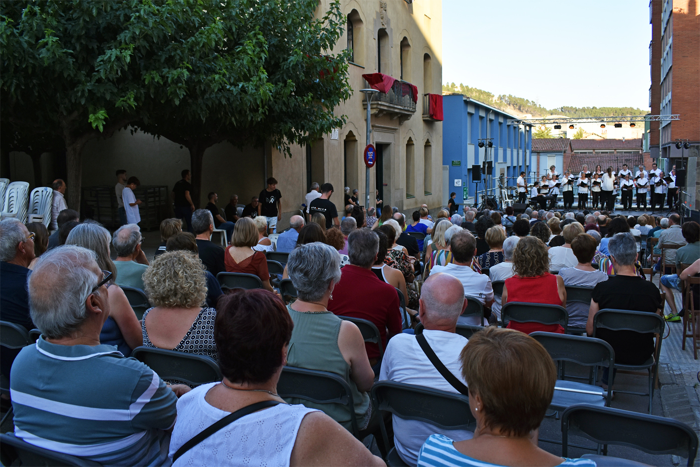 Vista parcial del públic assistent a la Nit de Corals de la Festa Major de Súria al davant de la Casa de la Vila.