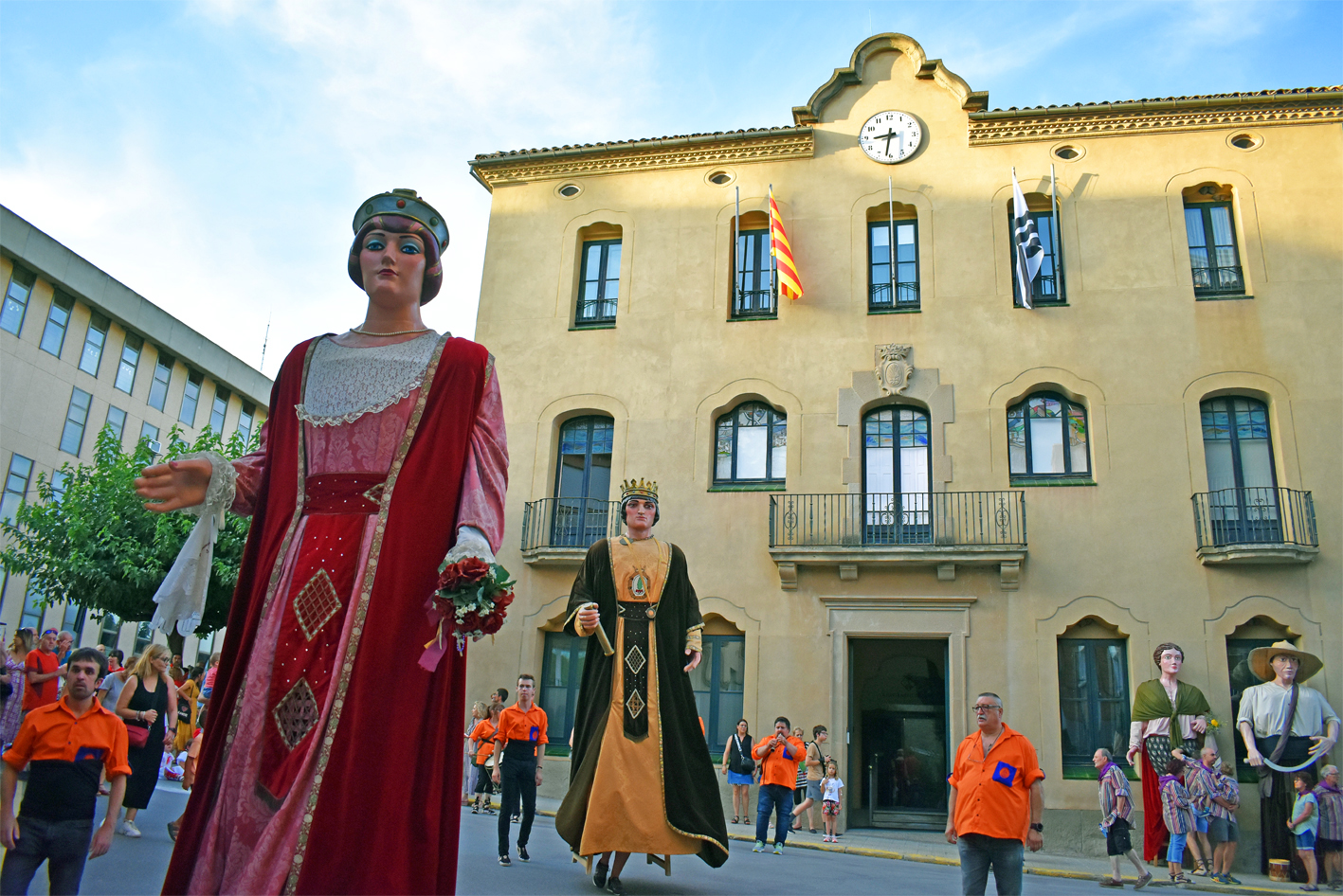Començament de la cercavila d'inici de la Festa Major de Súria 2023 al davant de la Casa de la Vila, amb els Geganters i Grallers del Poble Vell i del Gorg de l'Olla.