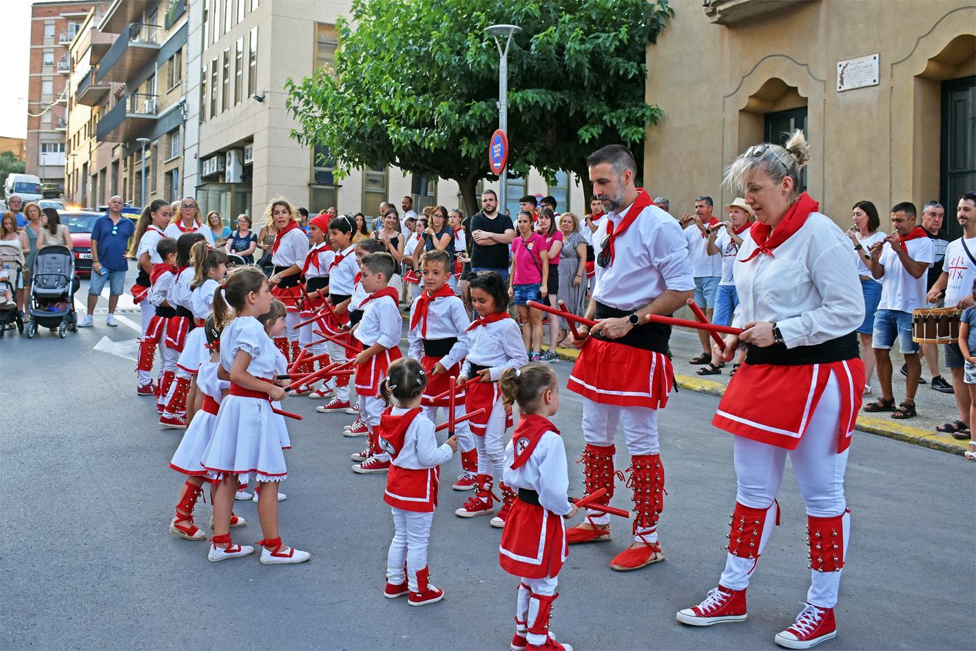 Actuació de l'Agrupació Sardanista en la trobada de grups de cultura popular al davant de la Casa de la Vila, dins de la Festa Major de Súria 2023.