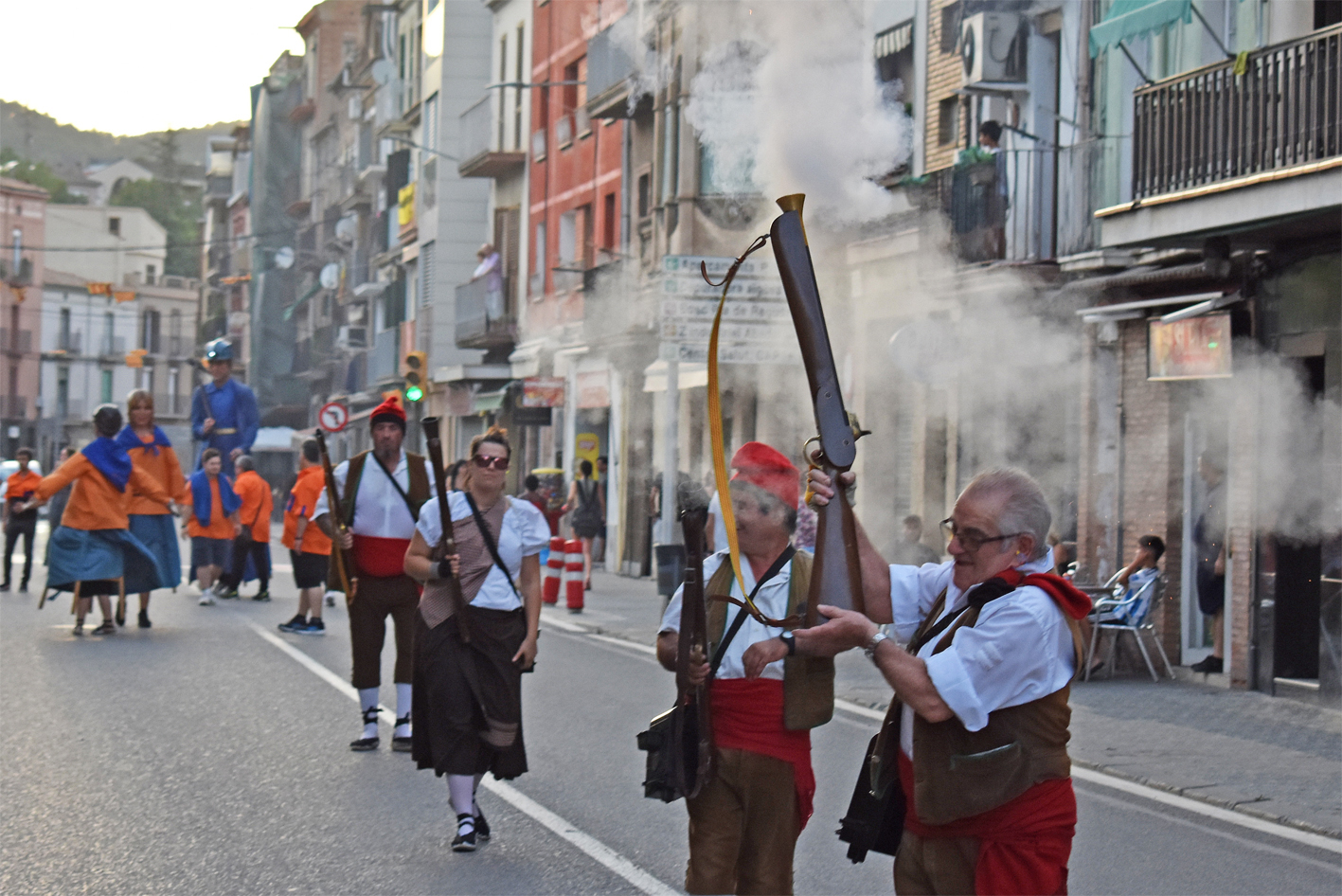 Pas de la cercavila d'inici de la Festa Major de Súria 2023 pel centre urbà, amb Trabucaires del Tro Gros.