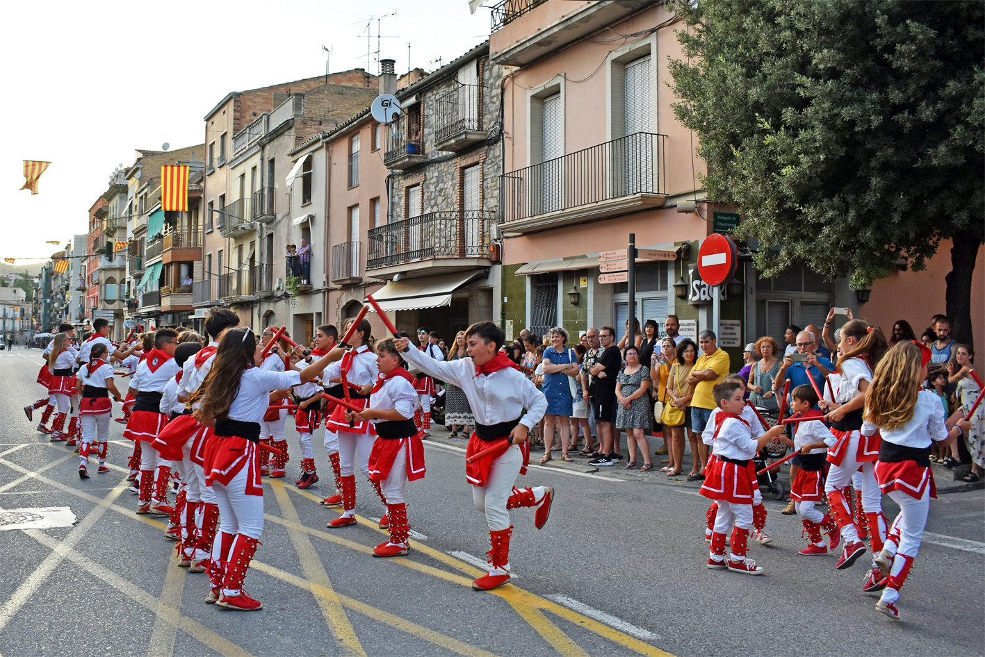Actuació de l'Agrupació Sardanista al centre urbà, durant la cercavila d'inici de la Festa Major de Súria 2023.