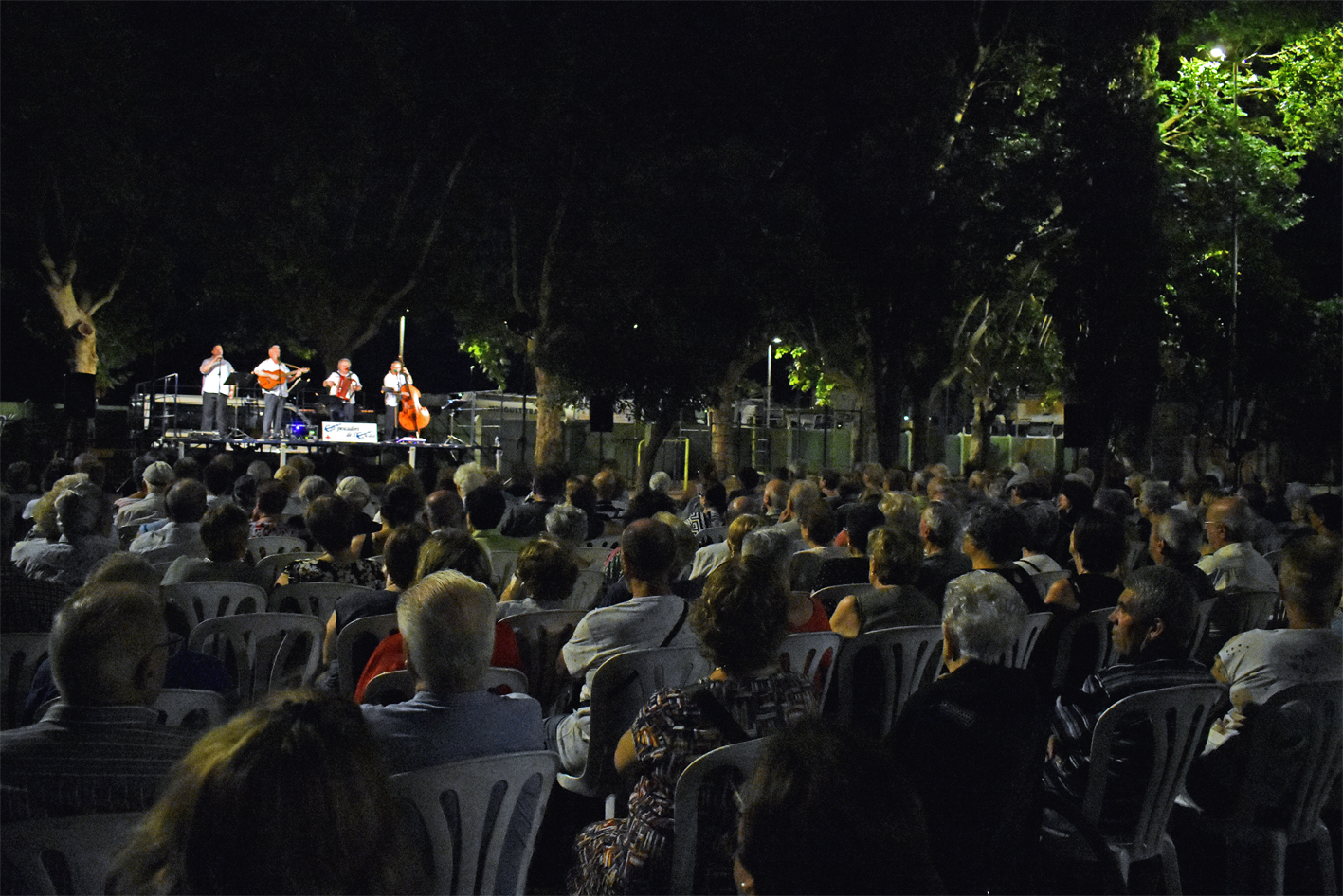 Vista parcial del públic assistents a la cantada d'havaneres amb Els Pescadors de L'Escala al Parc Municipal Macary i Viader, dins de la Festa Major de Súria 2023.