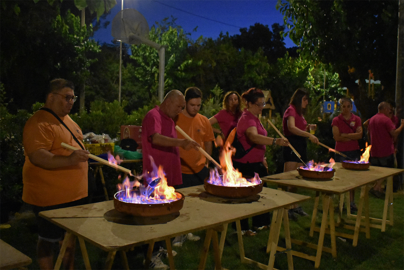 Preparació del rom cremat durant la cantada d'havaneres al Parc Municipal Macary i Viader, dins de la Festa Major de Súria 2023.
