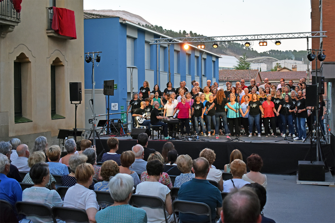 Actuació conjunta de la Coral Sòrissons de l'Escola Municipal de Música, Societat Coral La Llanterna i The River Troupe Gospel de Sallent, durant la Nit de Corals de la Festa Major de Súria 2023 al davant de la Casa de la Vila.