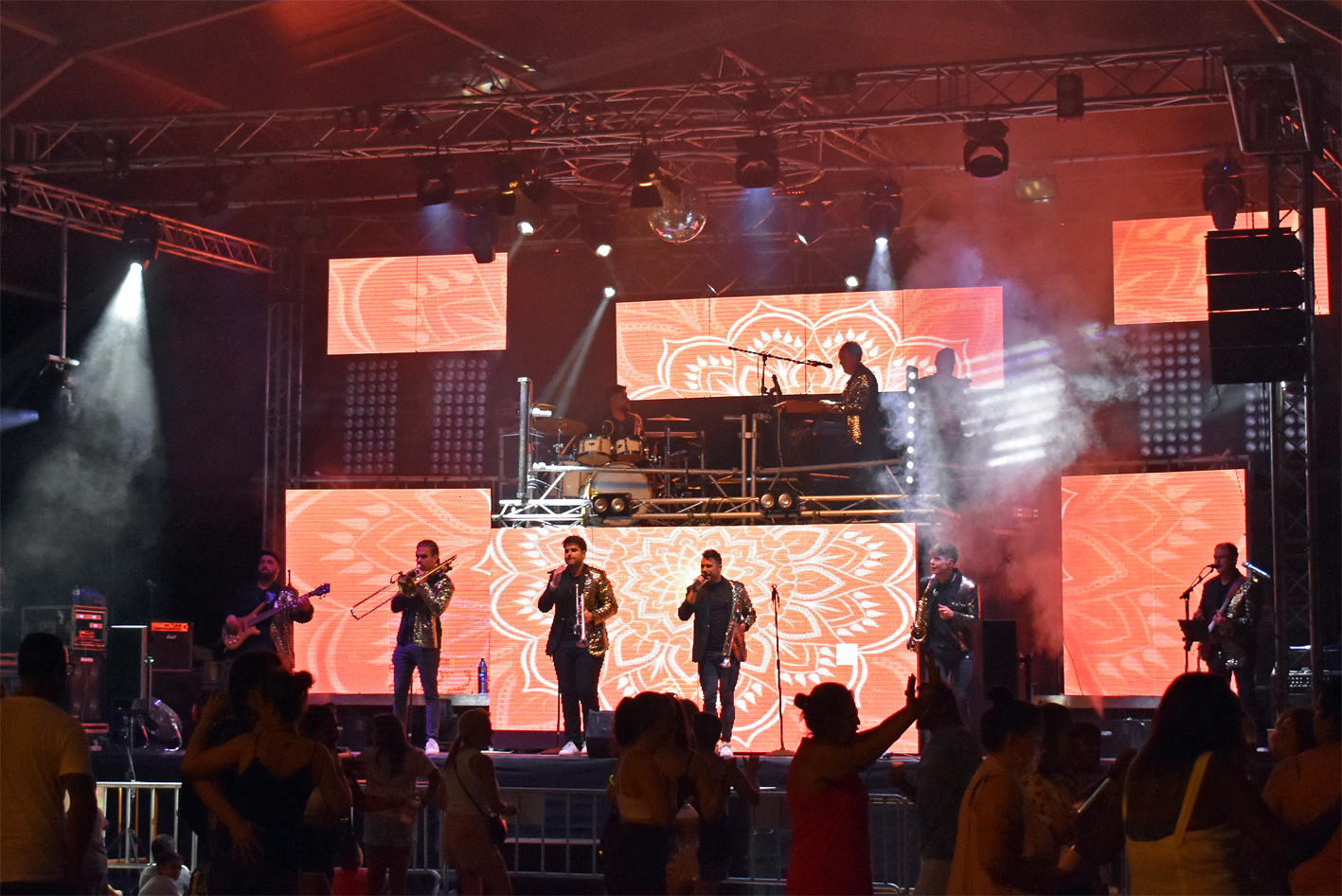 Concert de l'Orquestra Centauro a l'envelat de la plaÃ§a de Sant Joan, dins de la Festa Major de SÃºria 2023.