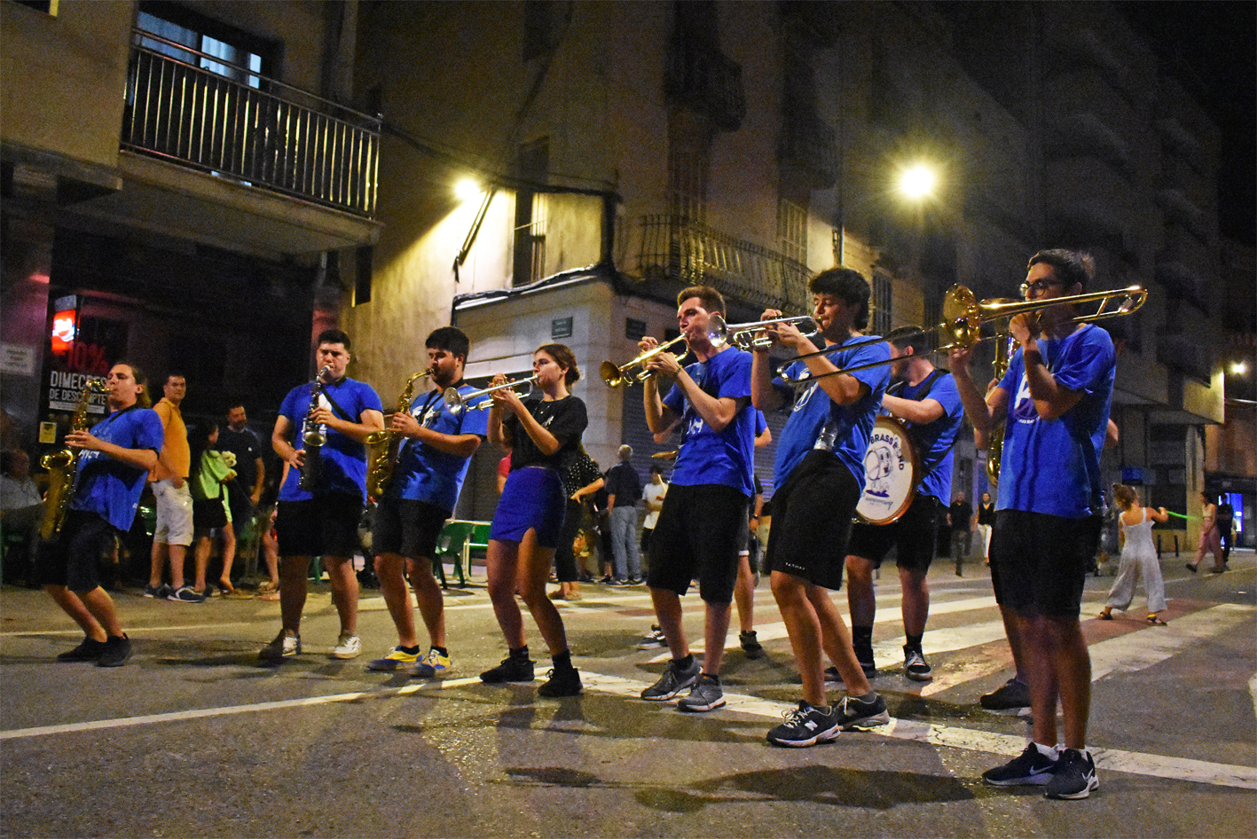 Cercavila nocturna del grup BKT Brass Band pel centre urbÃ , dins de la Festa Major de SÃºria 2023. 