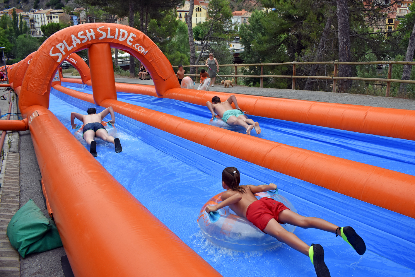 Supertobogan a l'avinguda del Cardener, dins de la Festa Major de SÃºria 2023.