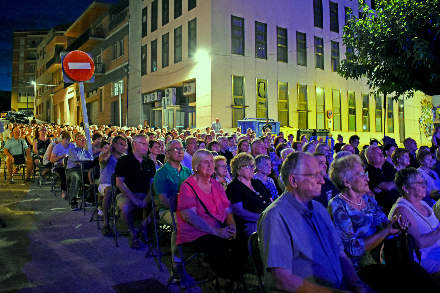 Vista parcial del públic assistent a les Tocades de la Festa Major de Súria 2023 amb la Banda de Música de Cardona, al davant de la Casa de la Vila.
