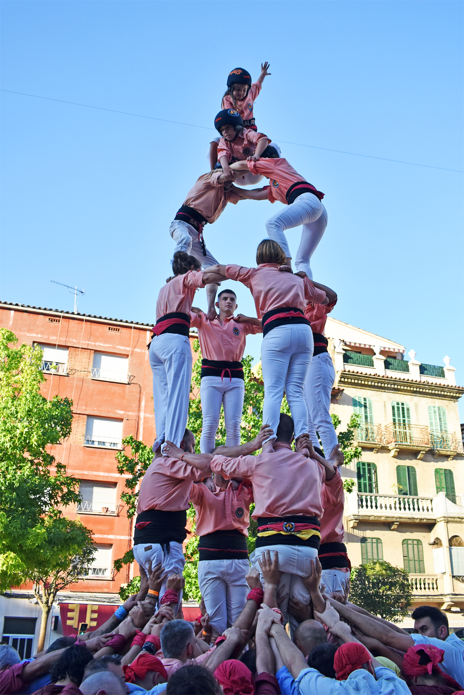 Castell de la Colla Castellera Salats de SÃºria, durant la Trobada Castellera de la Festa Major de SÃºria 2023, a la plaÃ§a de la Serradora.