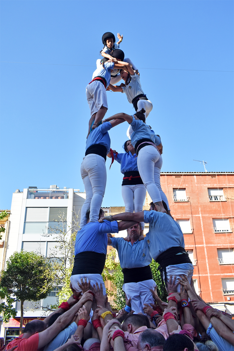 Castell de la Colla Castellera de Santa Coloma de Gramenet, durant la Trobada Castellera de la Festa Major de SÃºria 2023, a la plaÃ§a de la Serradora.