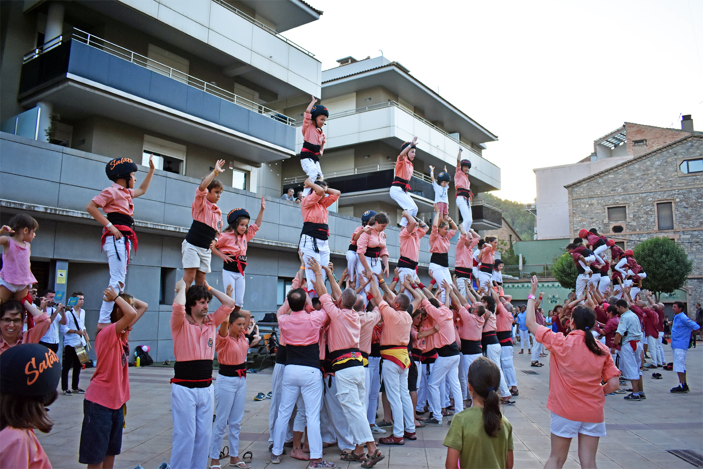 Pilars de les colles castelleres participants en la Trobada Castellera de la Festa Major de SÃºria 2023, a la plaÃ§a de la Serradora.