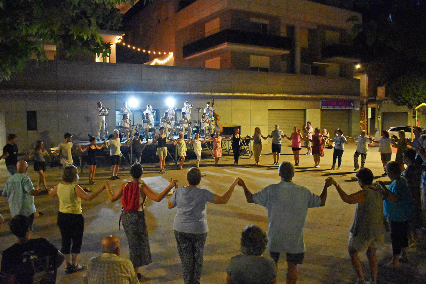 Ballada de sardanes a la plaÃ§a de la Serradora amb la Cobla Vila d'Olesa, darrer acte de la Festa Major de SÃºria 2023.