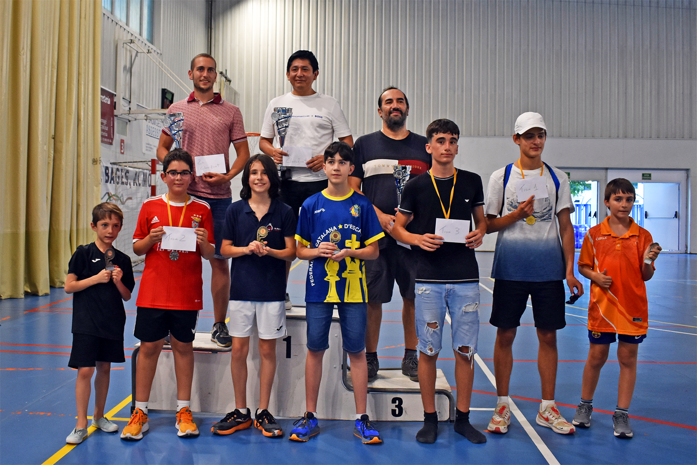 Foto de grup dels guanyadors dels torneigs dâ€™escacs de SÃºria.