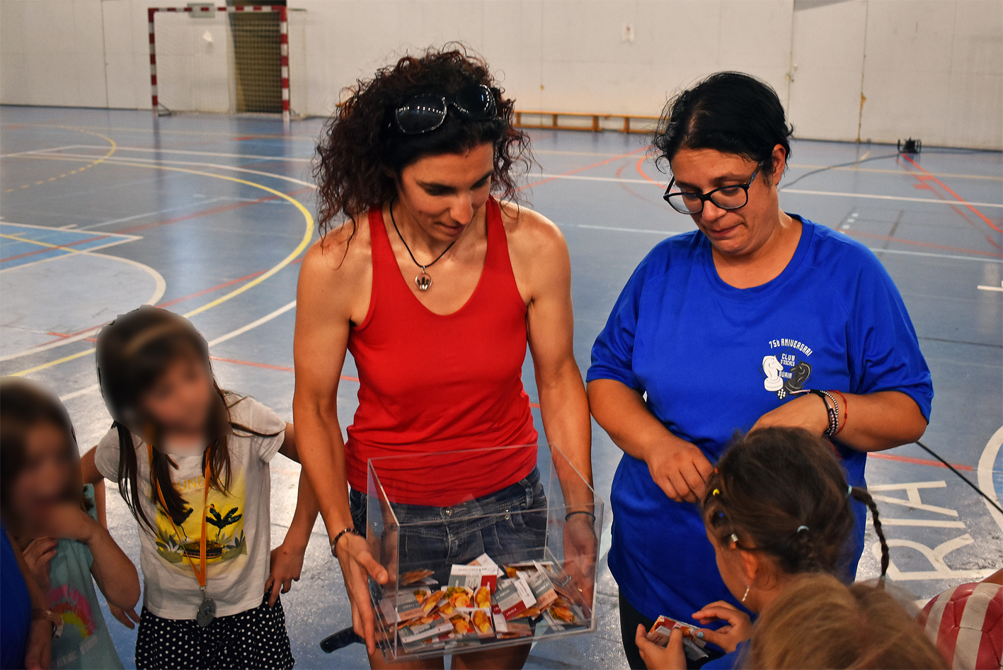 La regidora dâ€™Esports i Festes, Alba MartÃ­nez, amb lâ€™urna de les butlletes guanyadores del SantÃ²fol 2023, durant el sorteig.