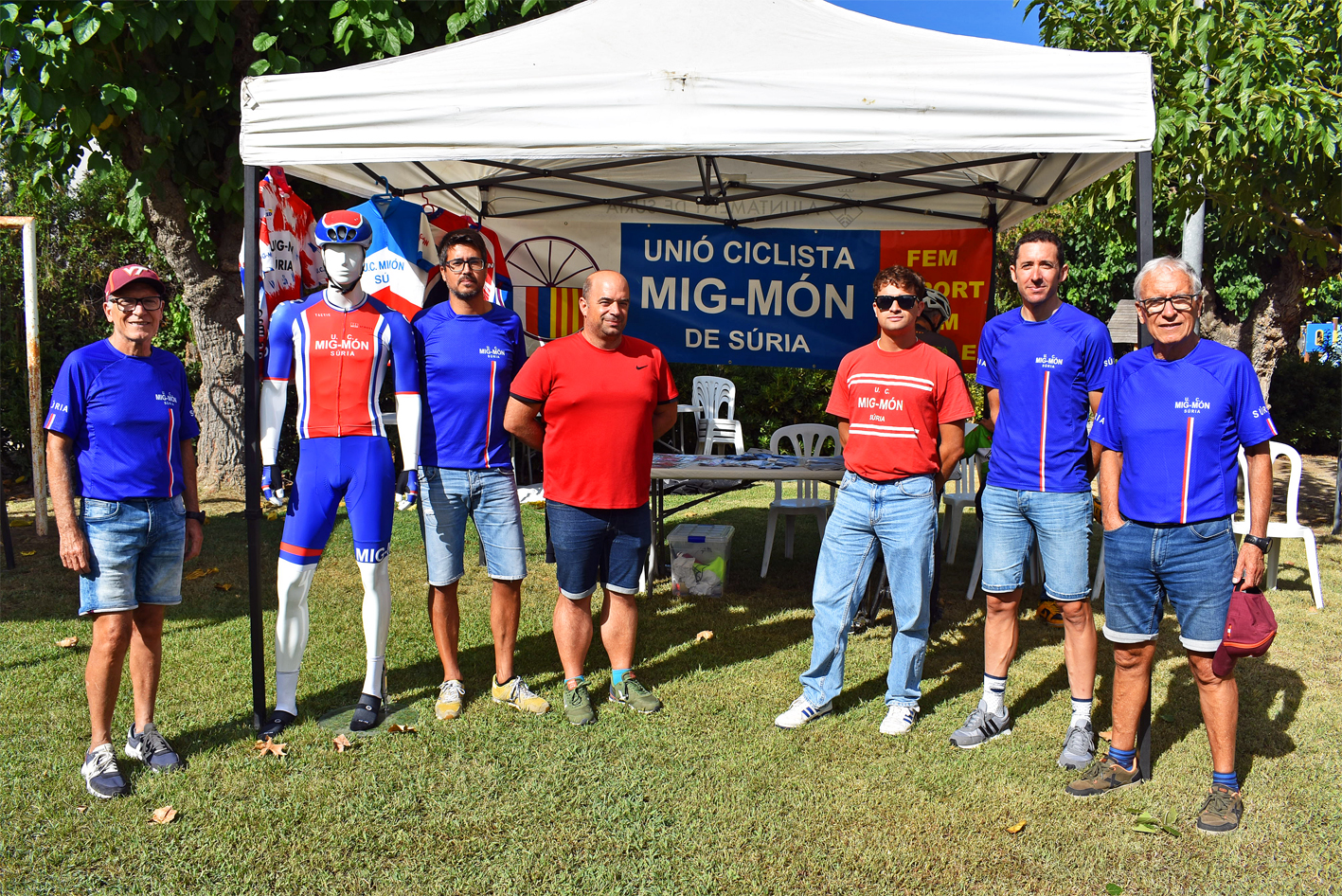 Membres de la Unió Ciclista Mig-Món, a l'espai de carpes promocionals de La Vuelta 2023, al Parc Municipal Macary i Viader.