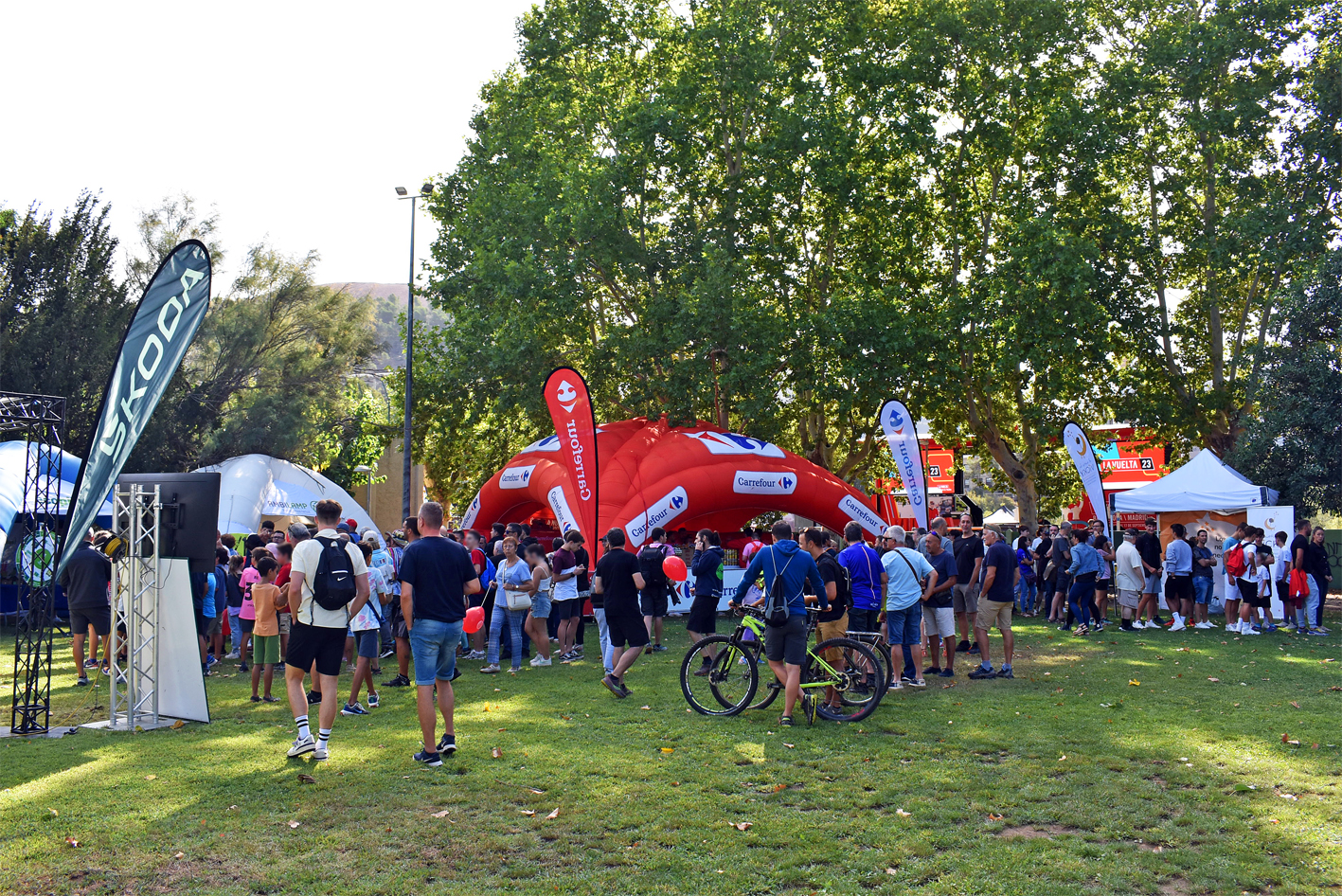 Ambient de lâ€™espai de carpes promocionals de La Vuelta 2023, al Parc Municipal Macary i Viader.