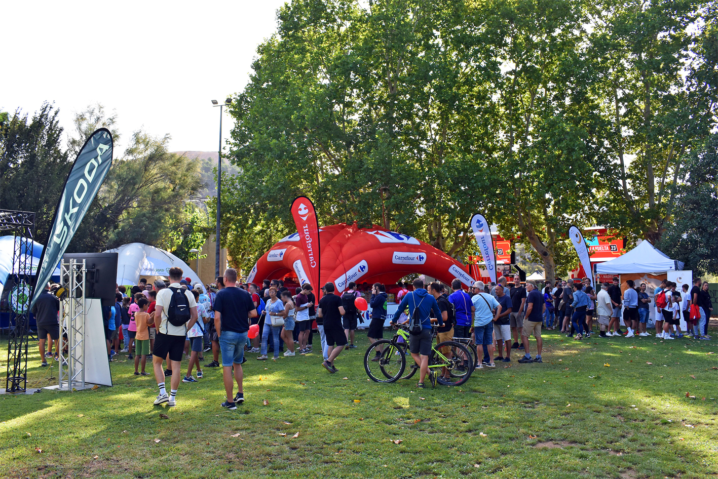 Ambient de l'espai de carpes promocionals de La Vuelta 2023, al Parc Municipal Macary i Viader.