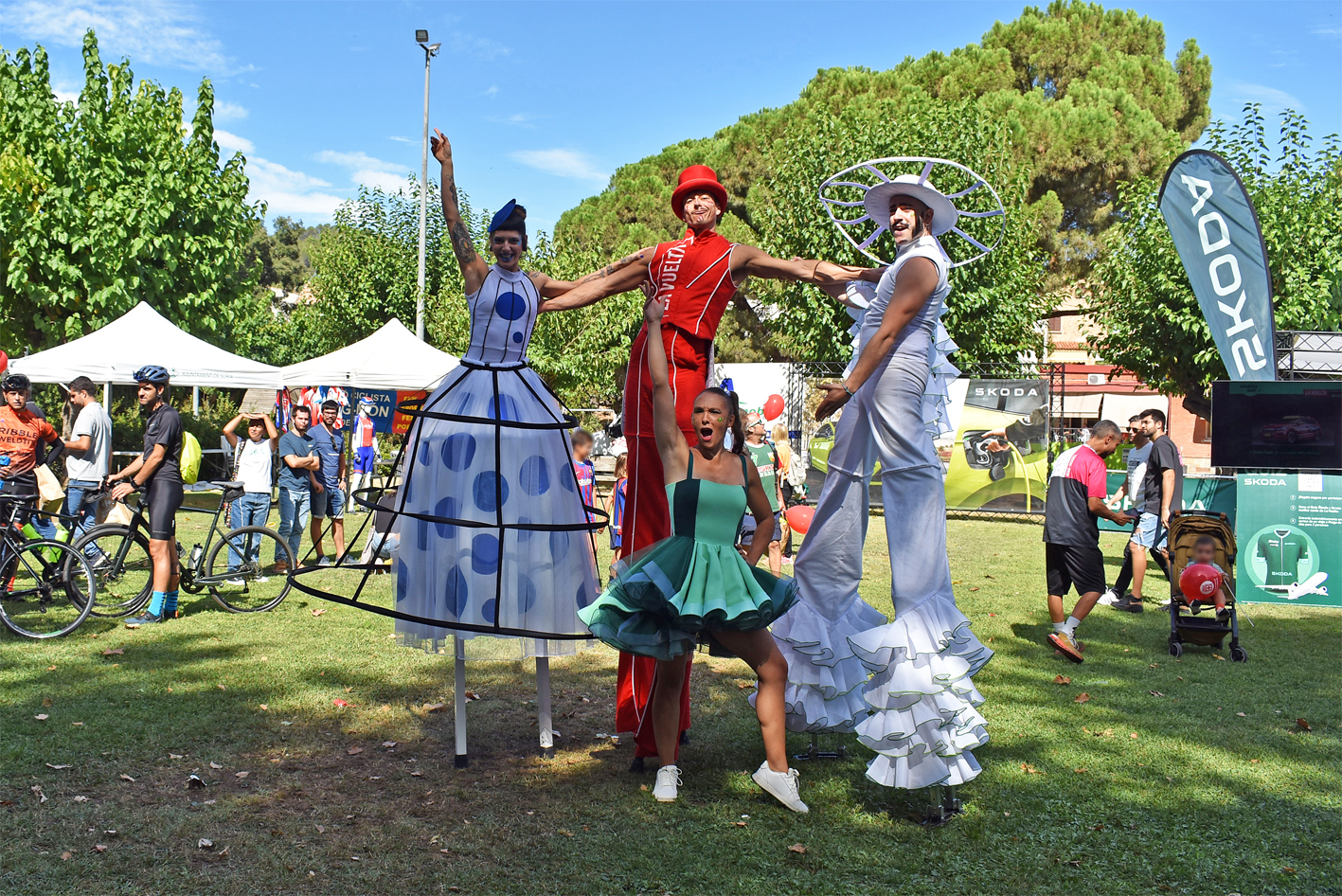 Actuació de la companyia teatral Yllana a l'espai de carpes promocionals de La Vuelta 2023, al Parc Municipal Macary i Viader.