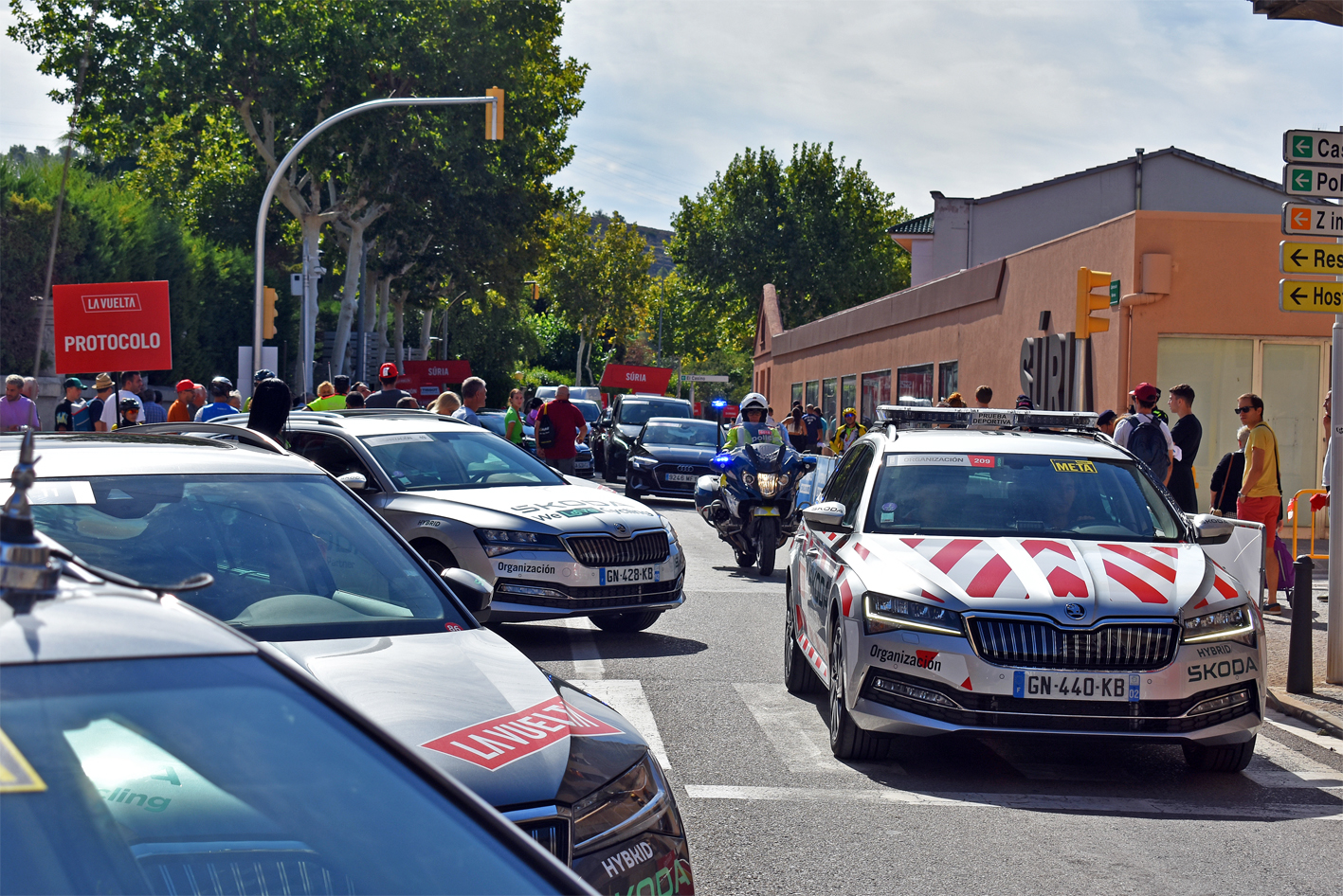 Vehicles de La Vuelta 2023, a l'encreuament de la carretera de Manresa i la carretera de Balsareny.