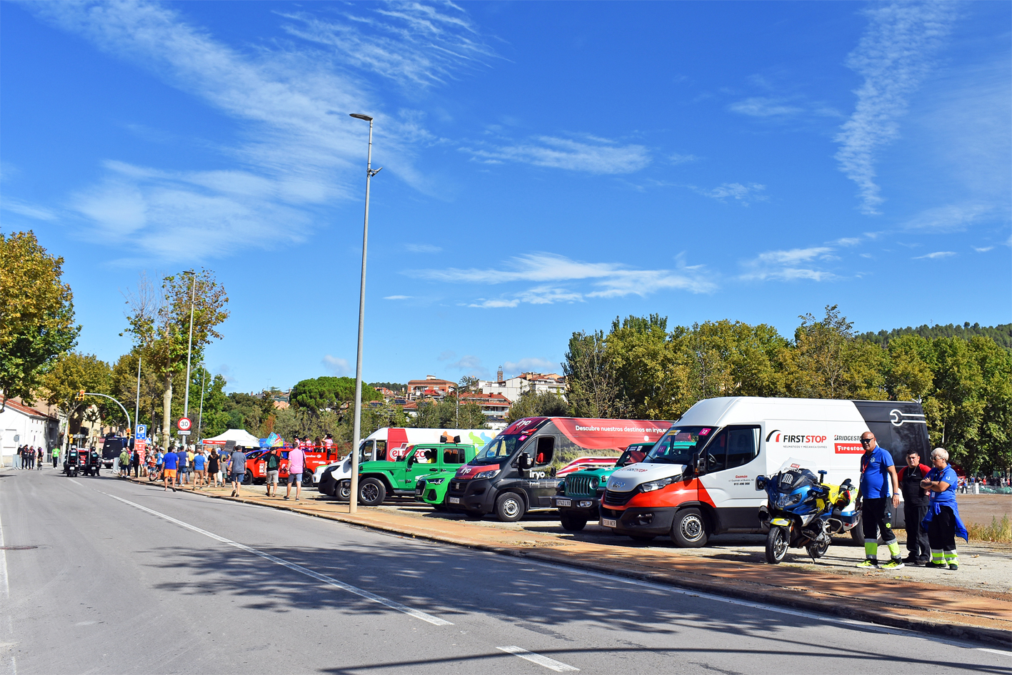 Vehicles de La Vuelta 2023, a l'alçada del Rieral del Tordell.