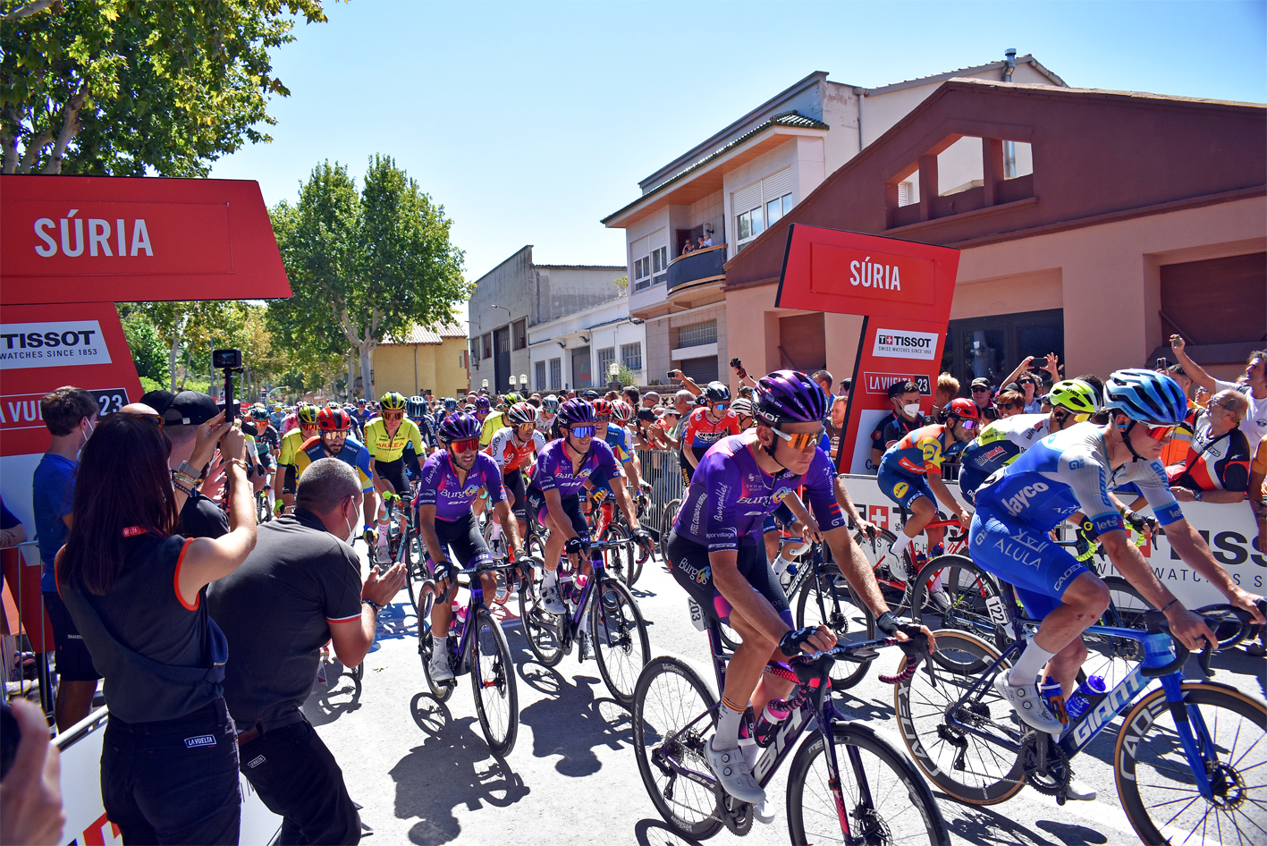 La sortida de la tercera etapa de La Vuelta 2023 converteix Súria en una gran festa ciclista 