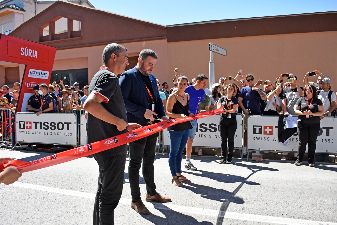 L'alcalde Albert Coberó talla la cinta commemorativa de l'inici de la tercera etapa de La Vuelta 2023, al costat de la regidora d'Esports, del director general de la cursa i del president de la Unió Ciclista Mig-Món.