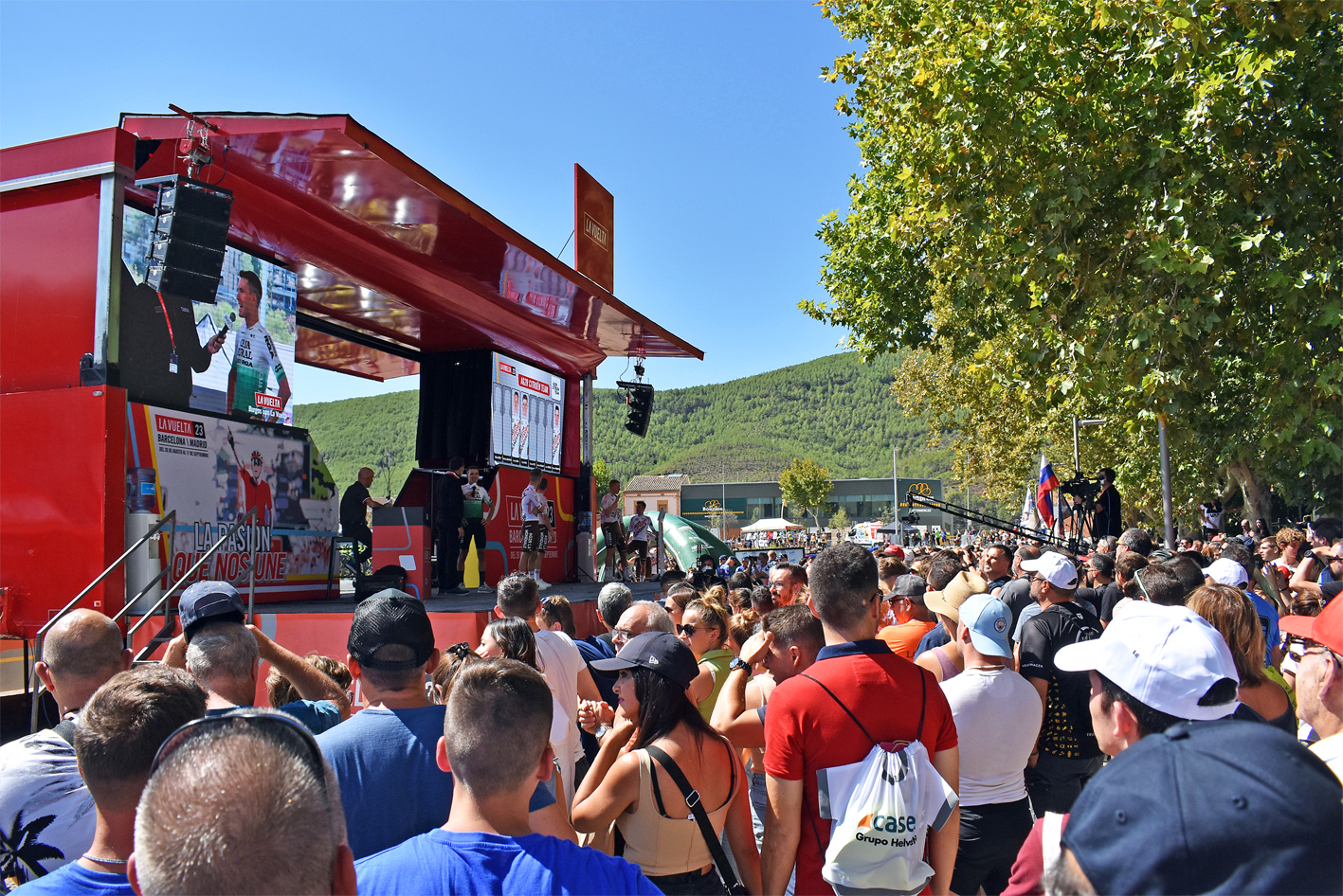Ambient a l'entorn del punt de control de signatures dels ciclistes participants en la tercera etapa de La Vuelta 2023, al Rieral del Tordell.