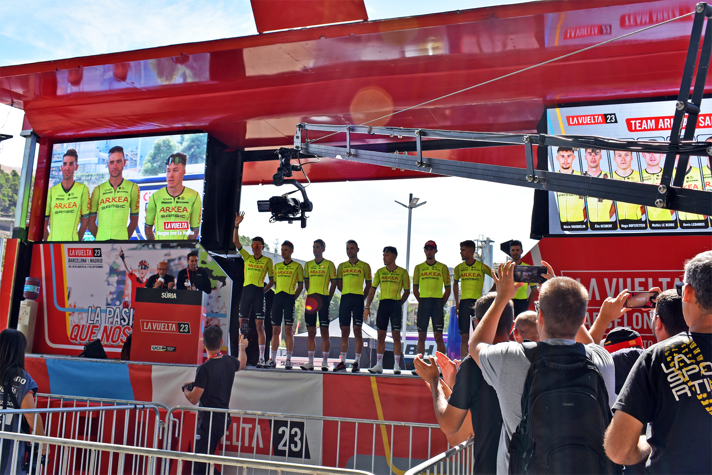 Presentació d'equips en el punt de control de signatures dels ciclistes participants en la tercera etapa de La Vuelta 2023, al Rieral del Tordell.