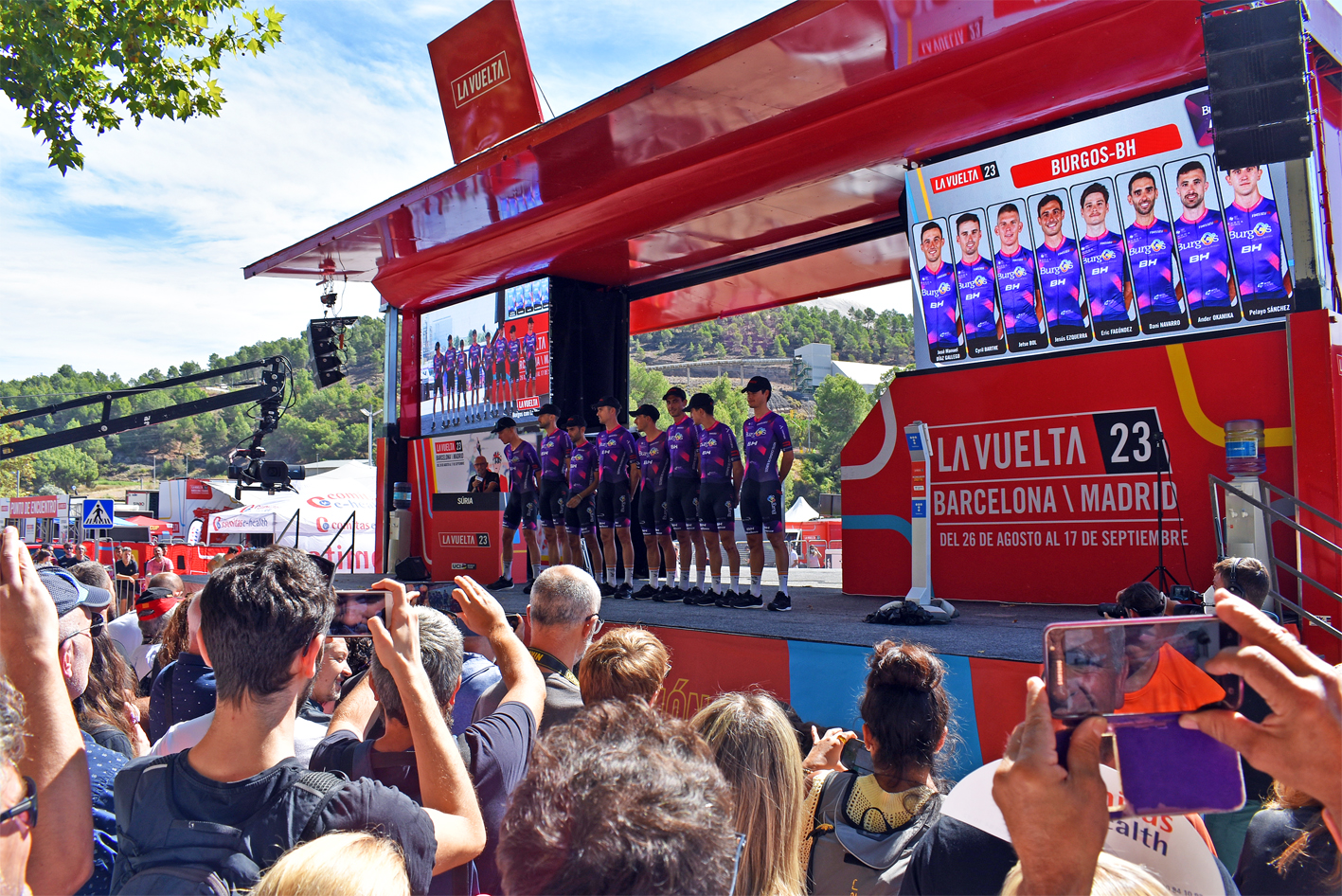 Presentació d'equips en el punt de control de signatures dels ciclistes participants en la tercera etapa de La Vuelta 2023, al Rieral del Tordell.
