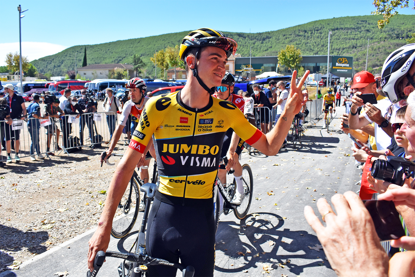 El ciclista nord-americÃ  Sepp Kuus, que acabaria guanyant La Vuelta 2023 i estretament vinculat amb el BerguedÃ , saluda diferents persones afeccionades al Rieral del Tordell.