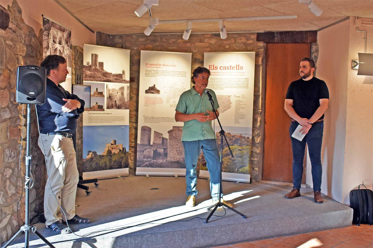 El cap de lâ€™SPAL, JosÃ© Luis Sanz, en la inauguraciÃ³ de lâ€™exposiciÃ³ 'El romÃ nic del temps dâ€™Oliba. Castells, esglÃ©sies i monestirs restaurats per la DiputaciÃ³ de Barcelona', amb lâ€™alcalde Albert CoberÃ³ i del tÃ¨cnic de lâ€™Ã rea de Cultura.