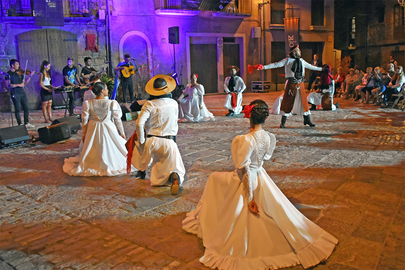 Actuació de la Compañía Folklórica Danzantes i el grup musical Terranova (Argentina) a la plaça Major del Poble Vell, dins de la 51a edició de les Jornades Internacionals Folklòriques i del programa de l'Onze de Setembre a Súria.
