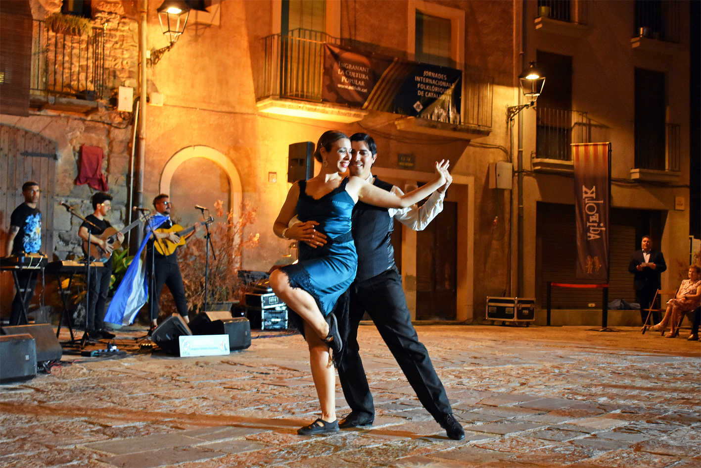 Actuació de la Compañía Folklórica Danzantes i el grup musical Terranova (Argentina) a la plaça Major del Poble Vell, dins de la 51a edició de les Jornades Internacionals Folklòriques i del programa de l'Onze de Setembre a Súria.