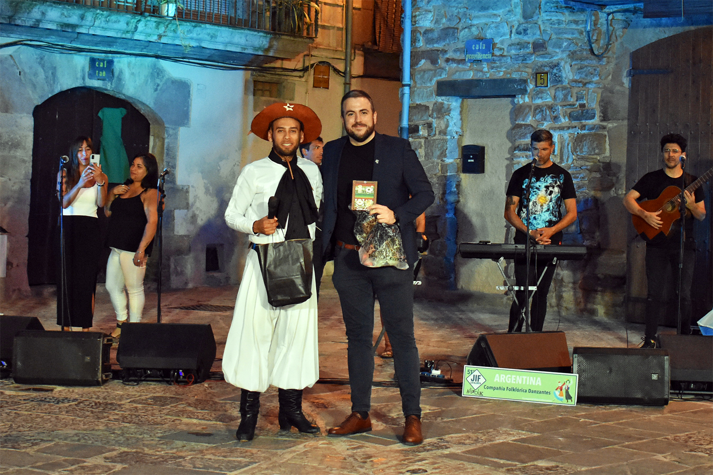 Lâ€™alcalde Albert CoberÃ³ i el director de la CompaÃ±Ã­a FolklÃ³rica Danzantes, Nelson GÃ³mez, a la plaÃ§a Major, durant lâ€™actuaciÃ³ del grup argentÃ­, inclosa en la 51a ediciÃ³ de les Jornades Internacionals FolklÃ²riques i lâ€™Onze de Setembre.