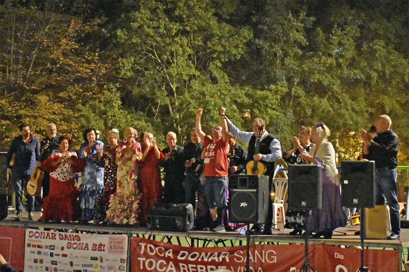 El coordinador de la Marató, Juan Antonio González, aixeca els braços en record del seu pare, l'exdelegat del Banc de Sang i Teixits, Juan José González, al costat de participants en la Marató de Sang de Súria, a la plaça de Sant Joan.