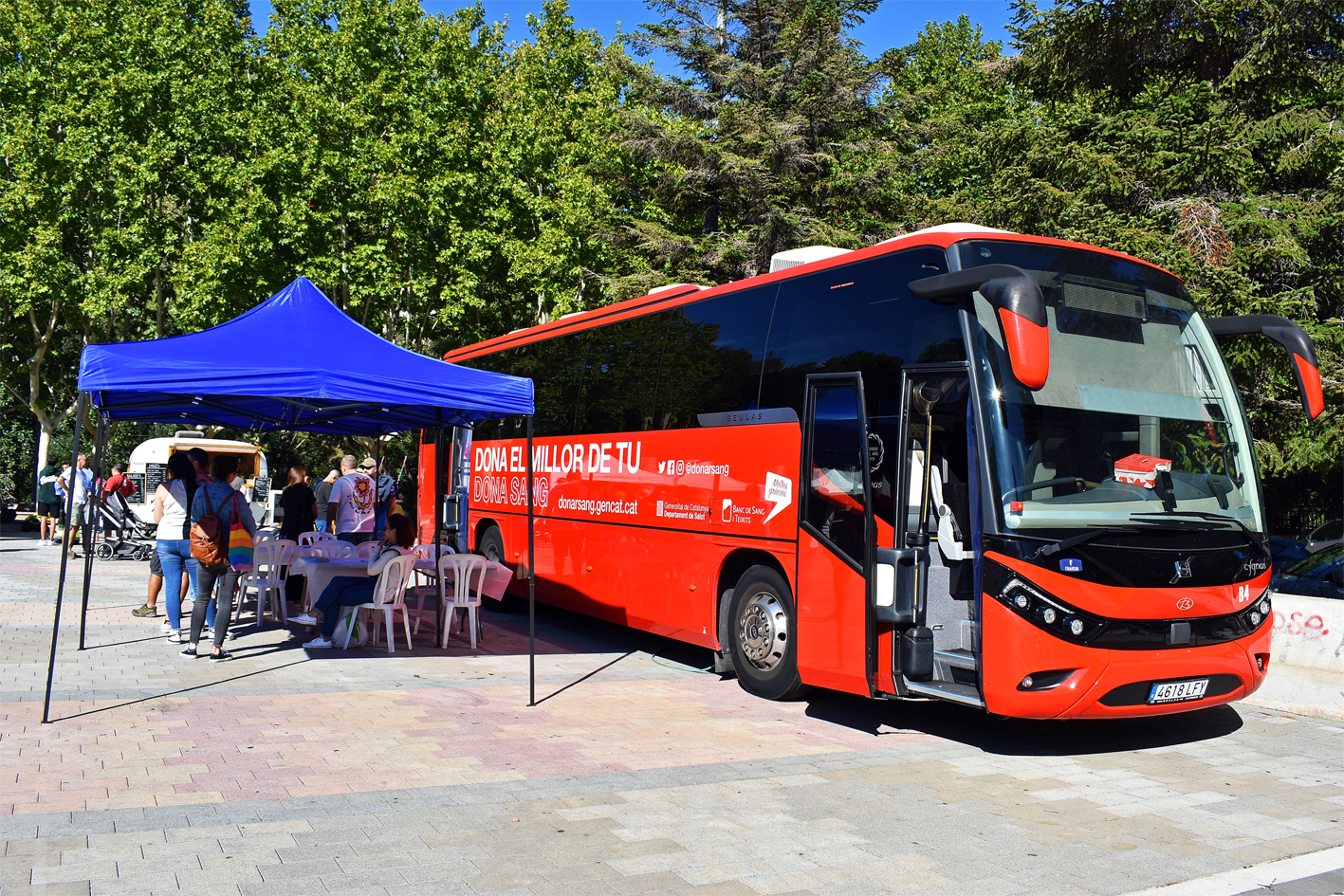 Autobús del Banc de Sang i Teixits, durant la Marató de Donació de Sang de Súria, a la plaça de Sant Joan.