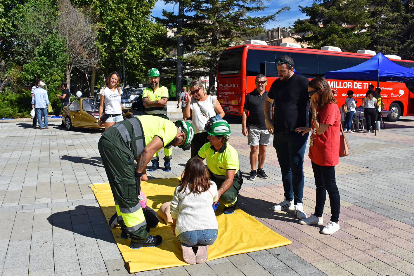 L'alcalde Albert Coberó i la regidora de Sanitat, Olga Tena, davant d'una de les activitats de la Marató de Donació de Sang de Súria, a la plaça de Sant Joan.