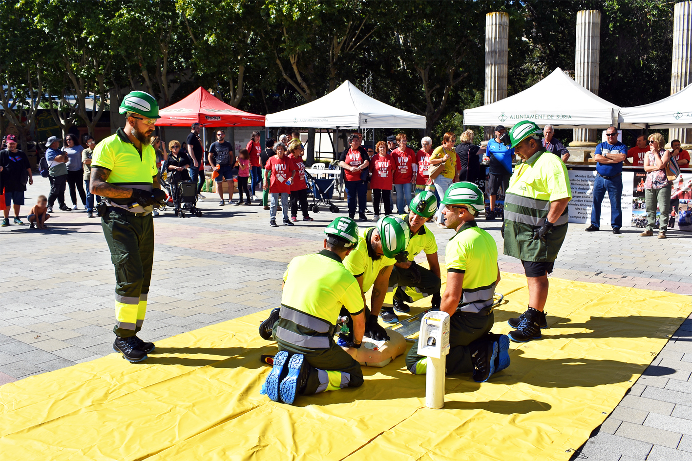 Demostració de seguretat minera durant la Marató de Donació de Sang de Súria, a la plaça de Sant Joan.