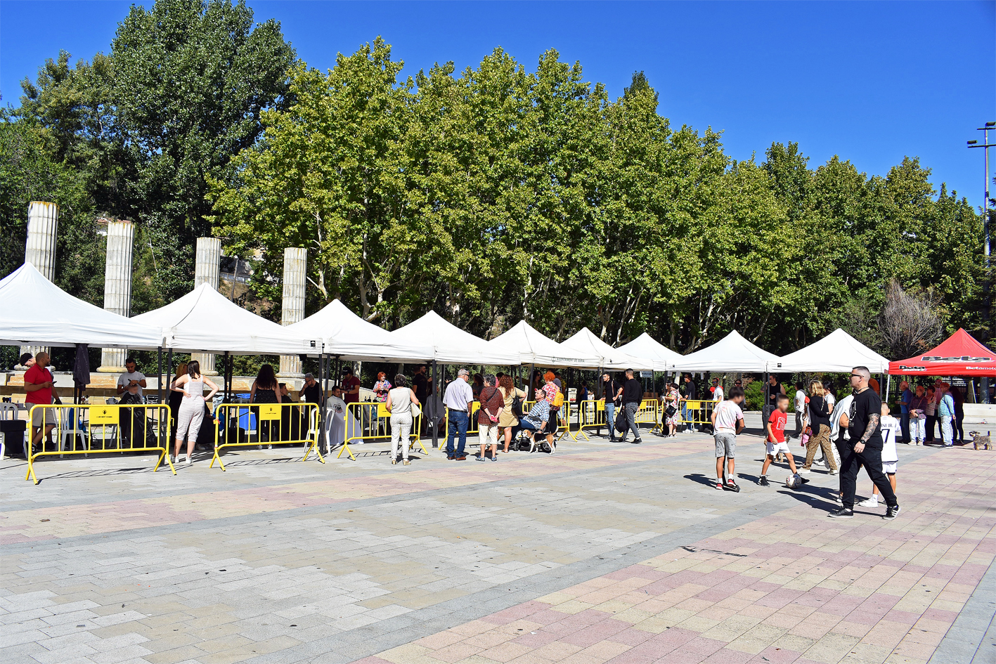 Imatge del 5è Barber Solidari a la plaça de Sant Joan.