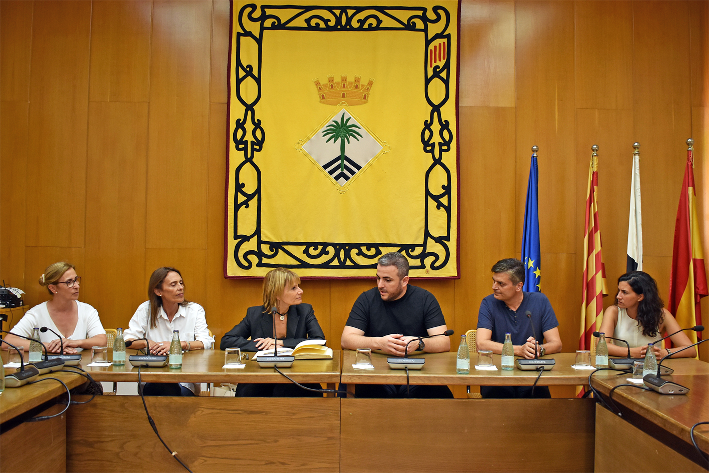 Recepció a la presidenta de la Diputació de Barcelona, Lluïsa Moret, al saló de sessions de la Casa de la Vila, amb l'alcalde Albert Coberó i altres membres de la Corporació Municipal.