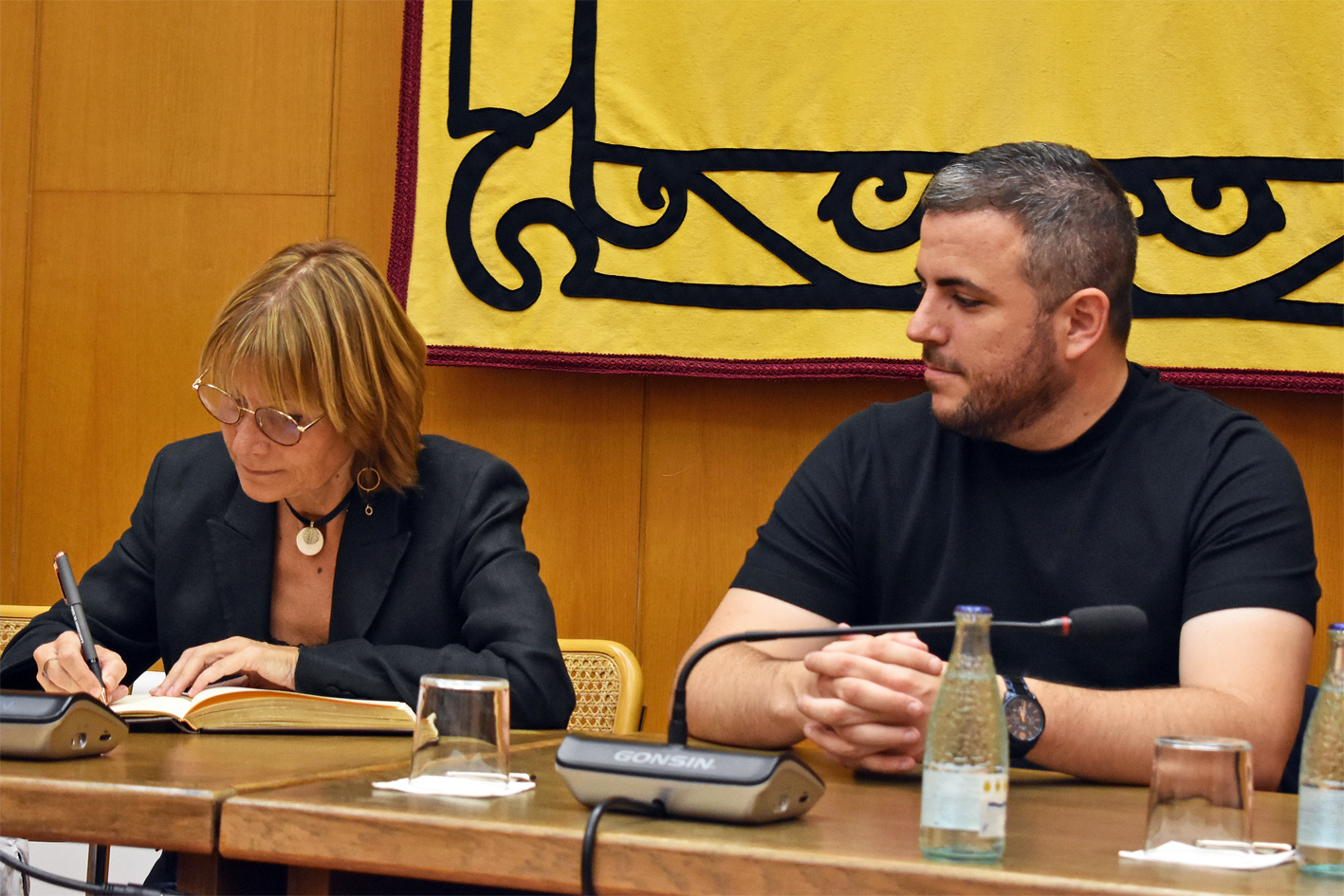 La presidenta de la Diputació de Barcelona, Lluïsa Moret, signa en el Llibre d'Honor, al costat de l'alcalde Albert Coberó.