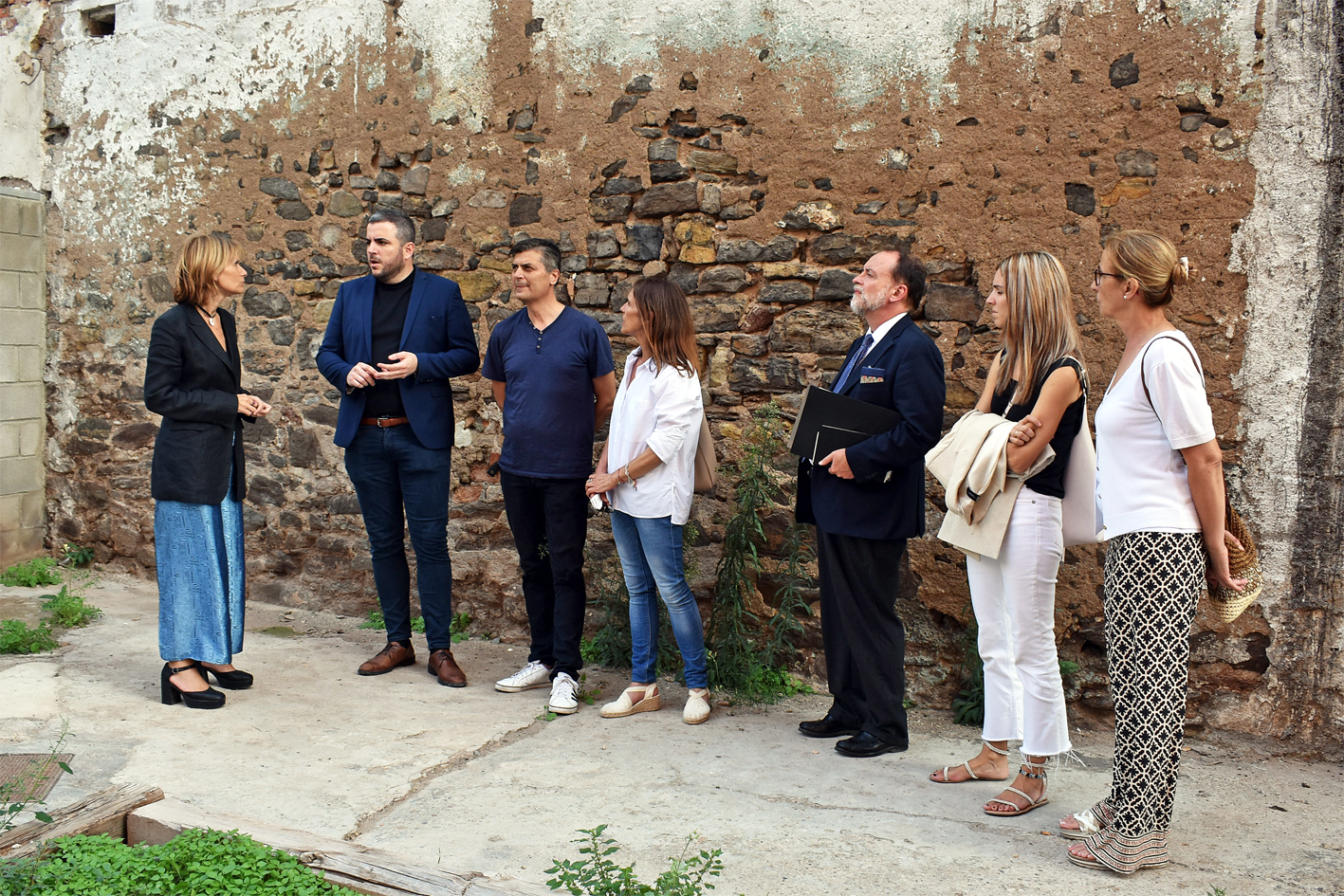 La presidenta de la Diputació de Barcelona, Lluïsa Moret, i l'alcalde Albert Coberó encapçalen la visita a l'espai de Cal Pau, on es construirà el SAIAR per a la gent gran.