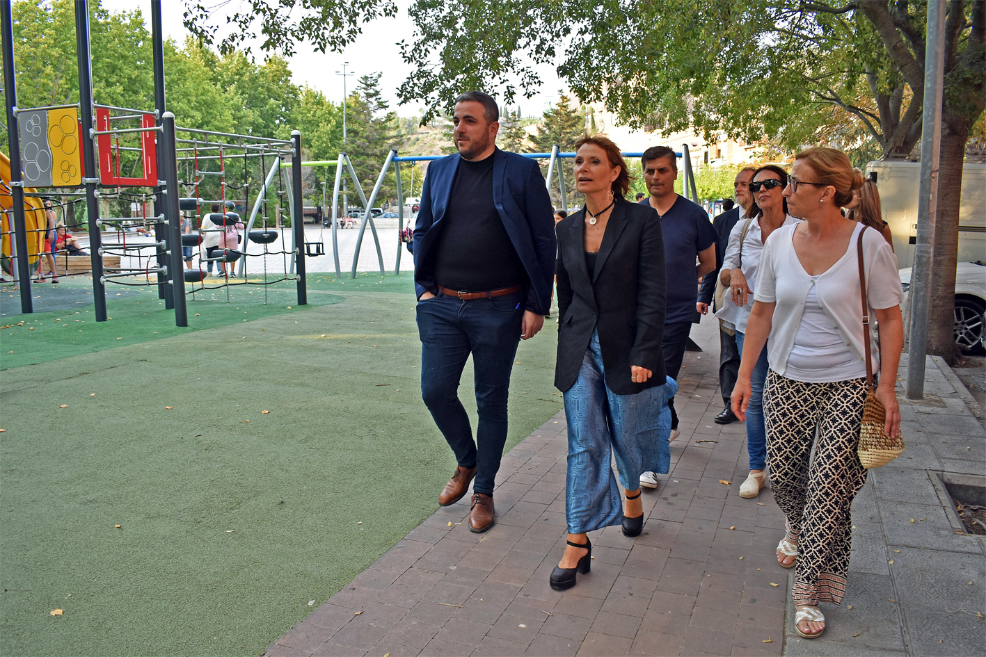 La presidenta de la Diputació de Barcelona, Lluïsa Moret, i l'alcalde Albert Coberó, al costat del parc infantil del Pla de la Font, amb altres membres de la Corporació Municipal.