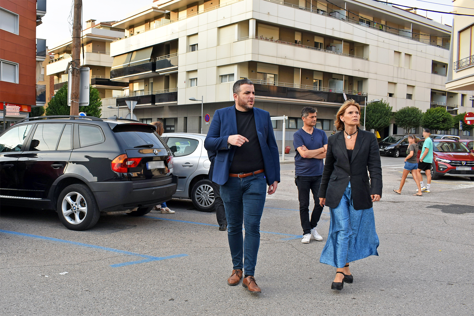 La presidenta de la Diputació de Barcelona, Lluïsa Moret, i l'alcalde Albert Coberó encapçalen la visita al pàrquing del Califòrnia, on es construirà la nova Biblioteca Pública.