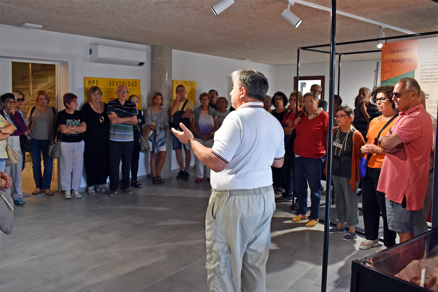 El regidor de Cultura, Albert Fàbrega, durant la visita guiada al centre d'interpretació del Museu de la Mineria de Súria, dins de les Jornades Europees de Patrimoni.