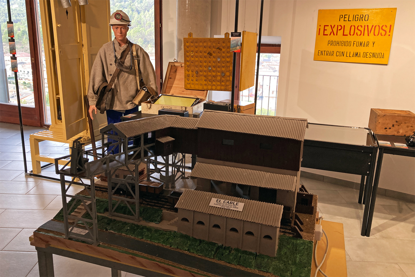 Maqueta de l'antiga estació del cable miner, juntament amb altres elements del centre d'interpretació del Museu de la Mineria de Súria.