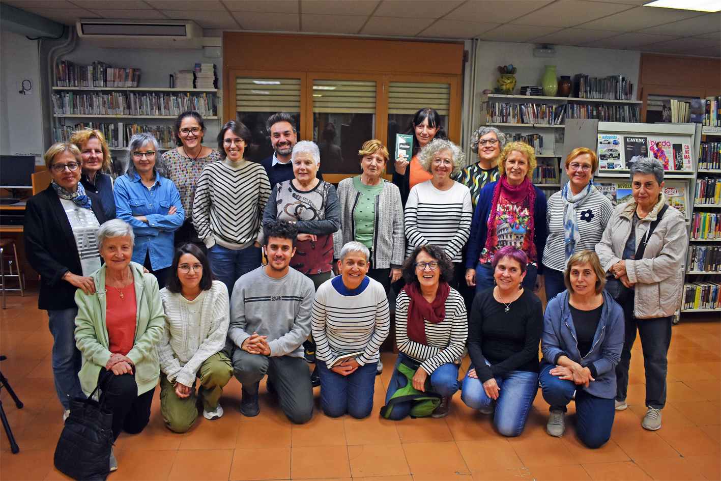 Foto de grup del Club de Lectura de la Biblioteca Pública amb l'escriptora Eva Baltasar.